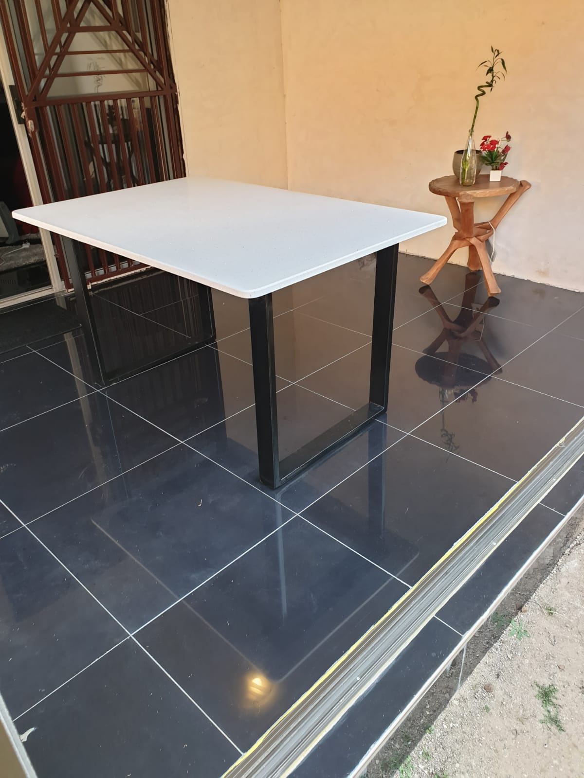 eezi quartz table white