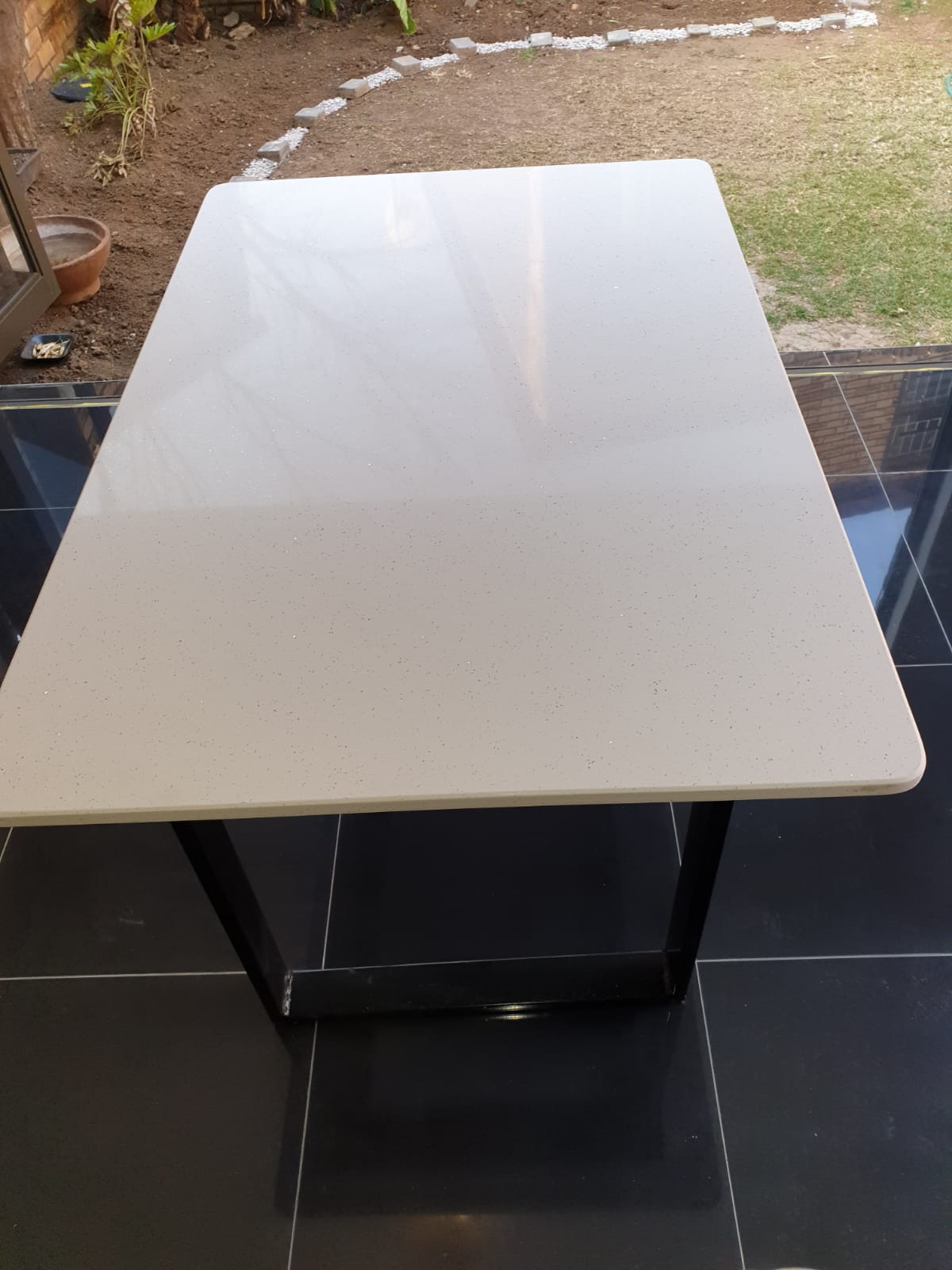 white quartz table top